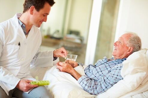 El doctor da una pastilla para la prostatitis.