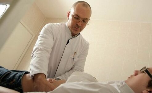 médico examinando a un paciente con prostatitis